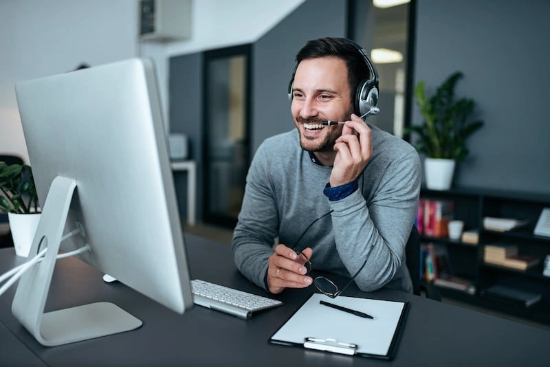 AdobeStock_231775261-copy customer service